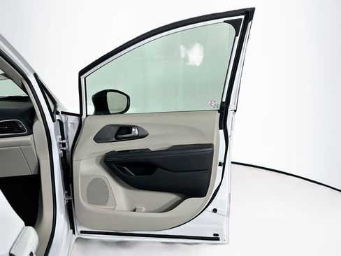 Used 2024 Chrysler Pacifica Touring-L image 31