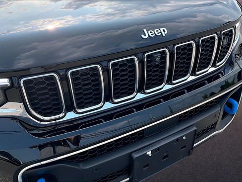 Used 2025 Jeep Grand Cherokee Overland w/ Advanced Protech Group III AWD/4WD image 28