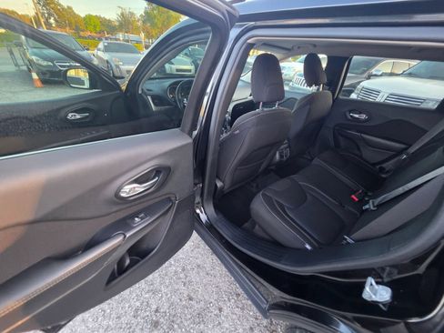 Used 2016 Jeep Cherokee Latitude FWD image 14