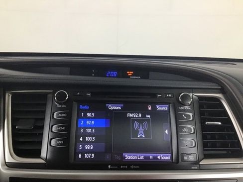 Used 2016 Toyota Highlander XLE image 19
