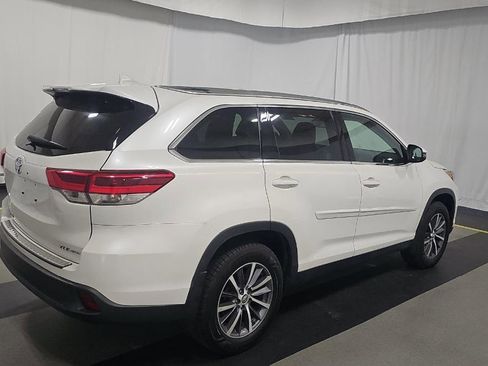 Used 2019 Toyota Highlander XLE AWD/4WD image 3