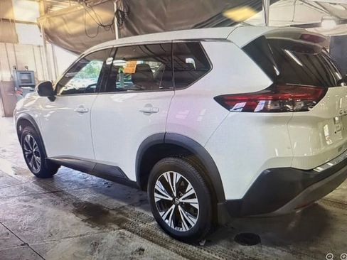 Used 2021 Nissan Rogue SV FWD image 2