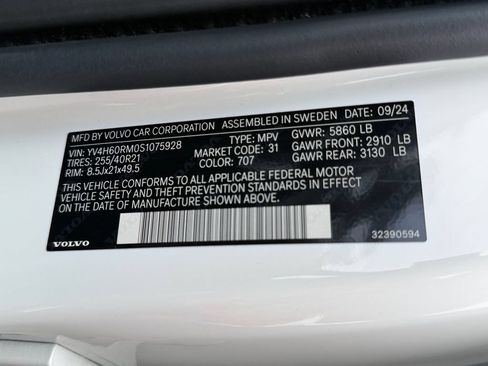 Certified 2025 Volvo XC60 T8 Ultra w/ Climate Package AWD/4WD image 29