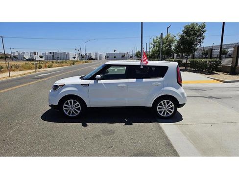 Used 2017 Kia Soul + image 8