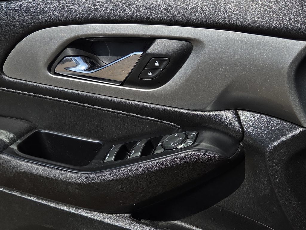 Used 2023 Chevrolet Traverse LT FWD image 19
