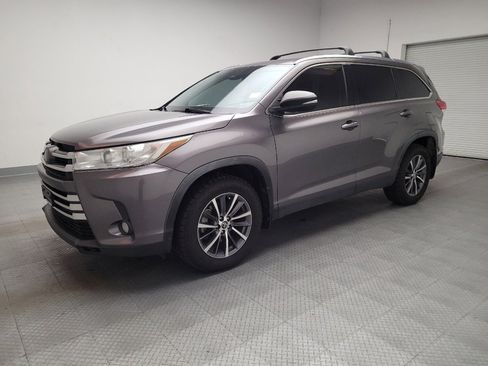 Used 2019 Toyota Highlander XLE w/ Carpet Mat Package (TMS) image 2