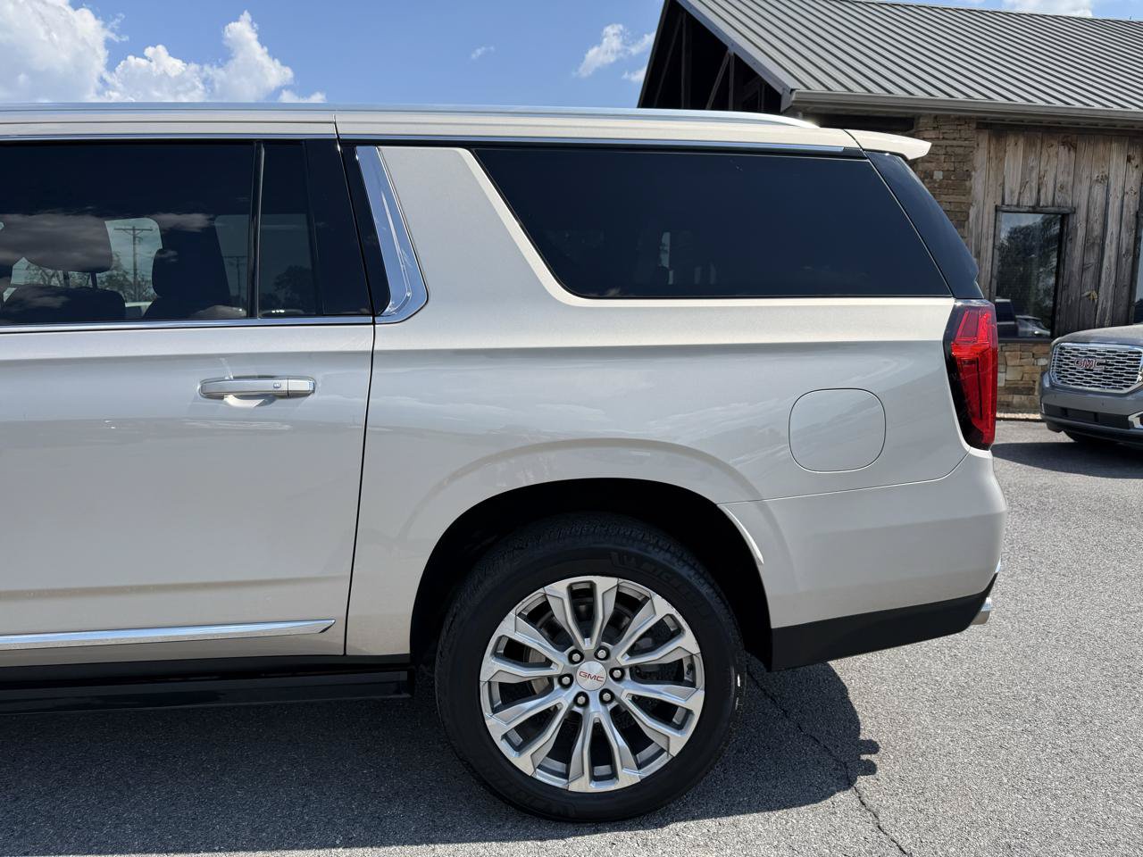 Used 2023 GMC Yukon XL Denali AWD/4WD image 43