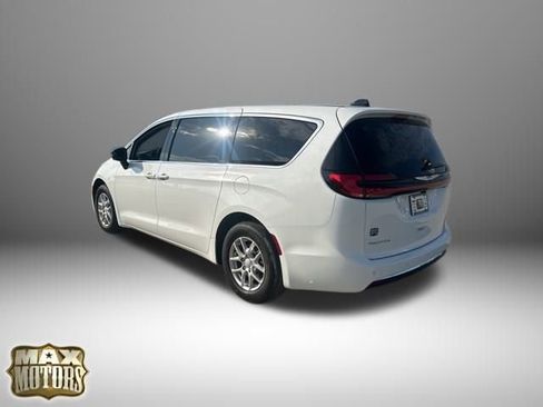 New 2026 Chrysler Pacifica Select image 7