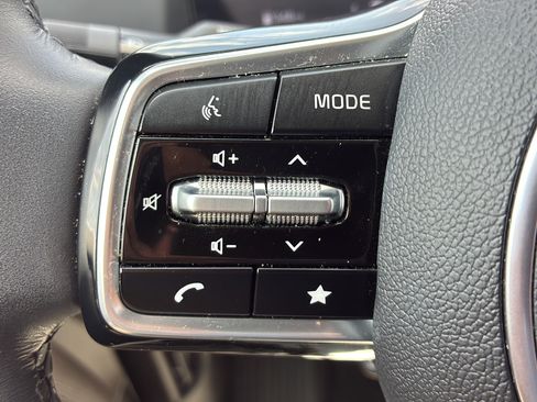 Used 2025 Kia Carnival SX FWD image 27