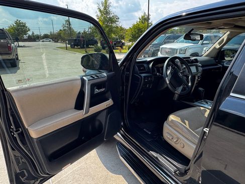 Used 2015 Toyota 4Runner SR5 Premium image 9