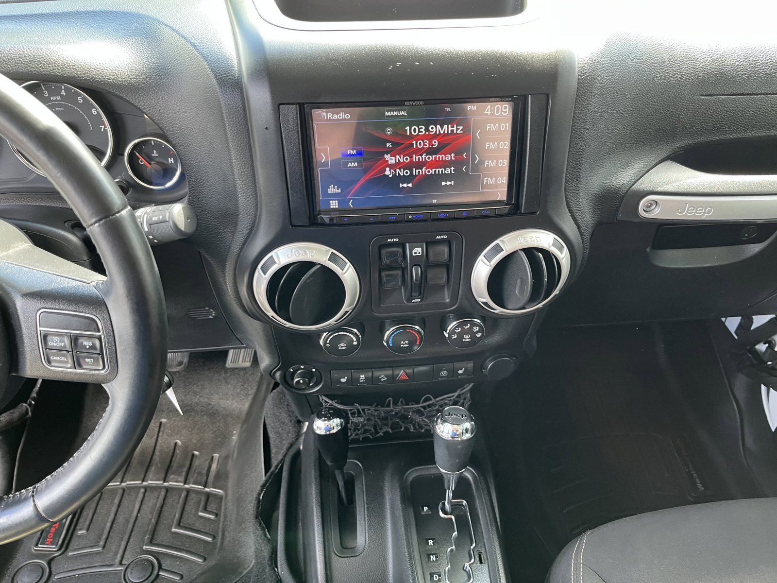 Used 2017 Jeep Wrangler Unlimited Sahara w/ Connectivity Group AWD/4WD image 15