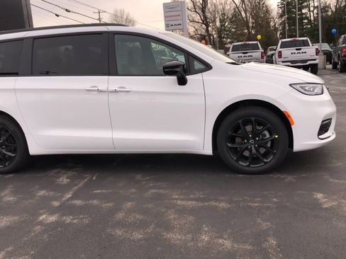 New 2026 Chrysler Pacifica Select image 9