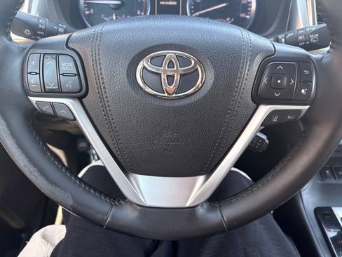 Used 2017 Toyota Highlander XLE AWD/4WD image 19