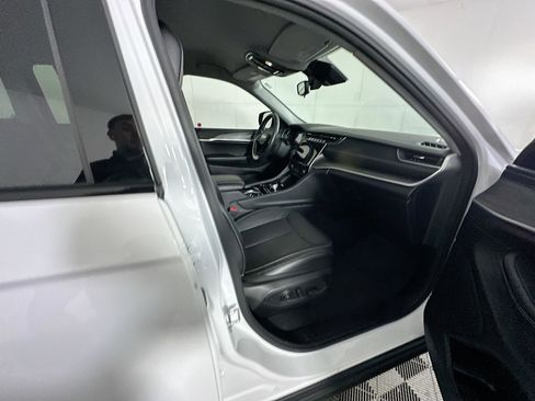 Used 2023 Jeep Grand Cherokee Limited w/ Black Appearance Package image 31