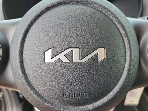 Used 2025 Kia Soul LX w/ LX Technology Package FWD image 21