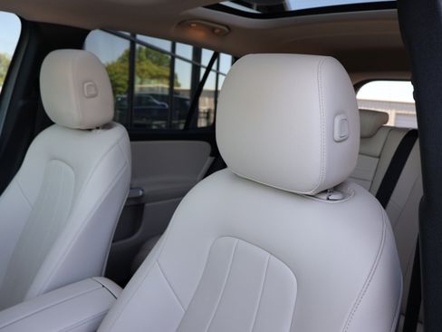 Used 2022 Mercedes-Benz GLB 250 w/ Premium Package Lite image 11