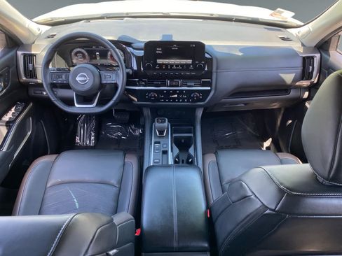 Used 2025 Nissan Pathfinder Platinum FWD image 10