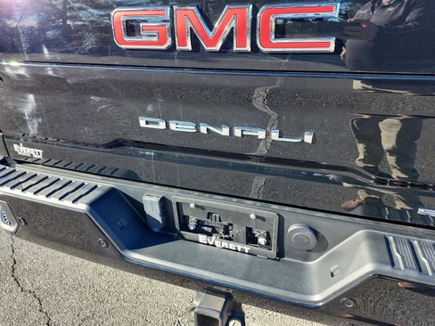 Used 2021 GMC Sierra 2500 Denali w/ Denali Black Diamond Edition image 4
