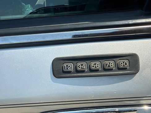 Used 2004 Ford Crown Victoria LX RWD image 9