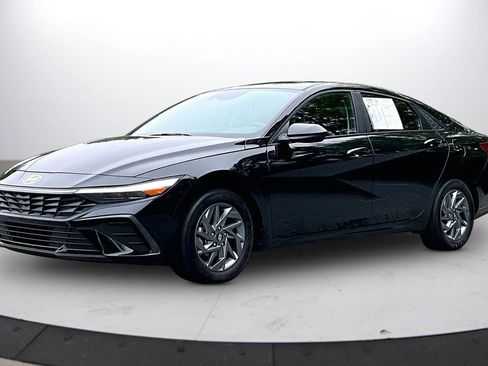 Used 2024 Hyundai Elantra SEL FWD image 4