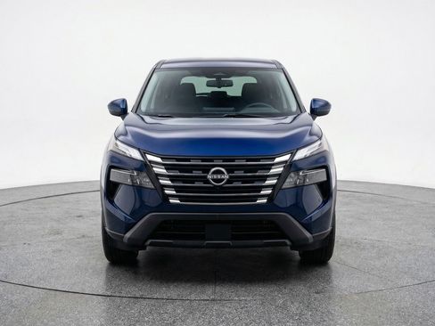 Used 2025 Nissan Rogue SV image 2