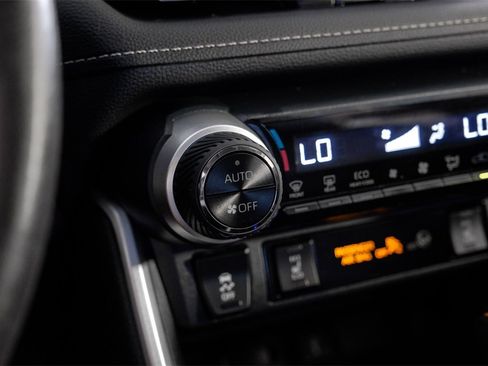 Used 2021 Toyota RAV4 XLE Premium image 29