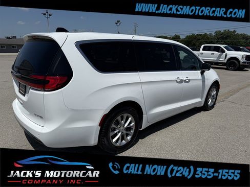 Used 2026 Chrysler Pacifica Limited FWD image 6