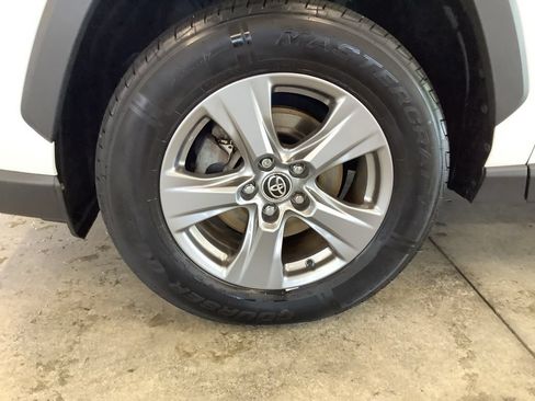 Used 2022 Toyota RAV4 LE AWD/4WD image 27