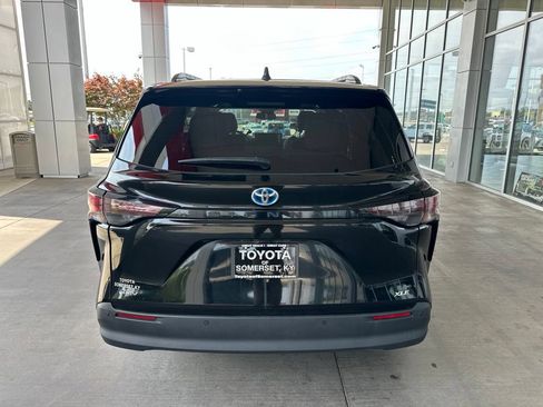 Certified 2025 Toyota Sienna XLE FWD image 6