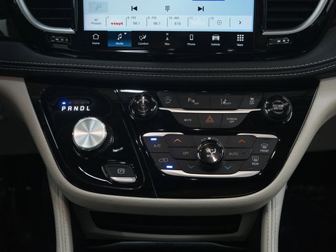 Used 2024 Chrysler Pacifica Limited FWD image 19