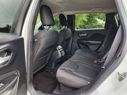 Used 2016 Jeep Cherokee Latitude AWD/4WD image 6