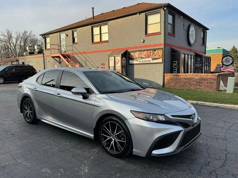 Used 2023 Toyota Camry SE image 4