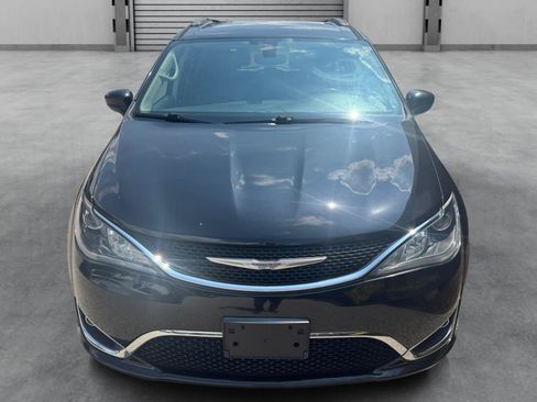 Used 2017 Chrysler Pacifica Touring-L FWD image 32