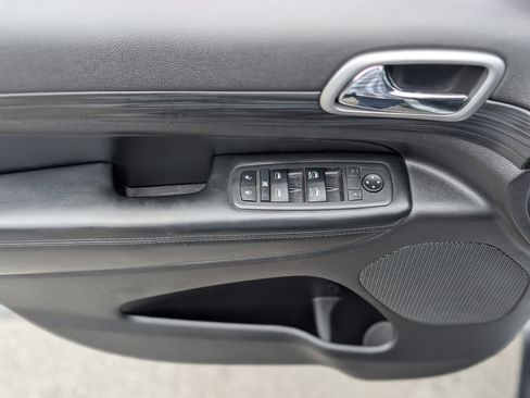 Used 2019 Jeep Grand Cherokee Laredo image 26