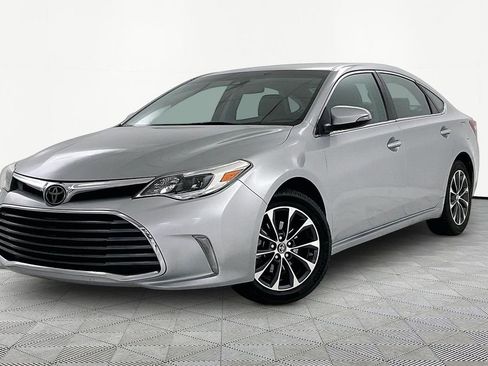 Used 2018 Toyota Avalon XLE image 3