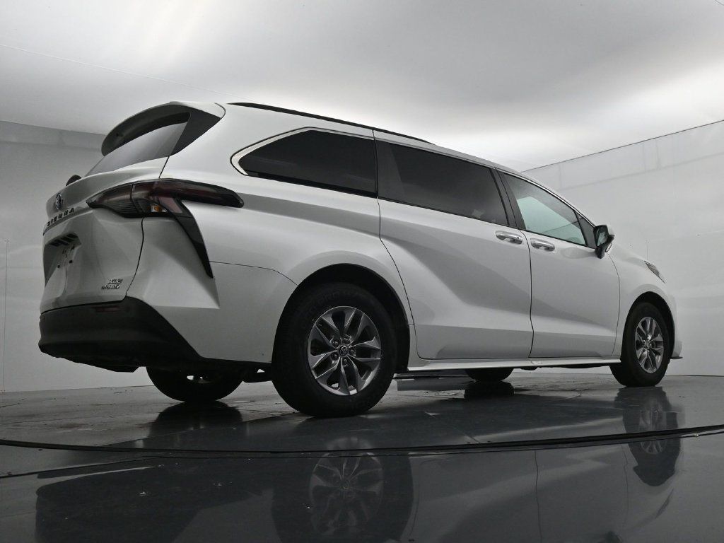 Used 2024 Toyota Sienna XLE FWD image 23