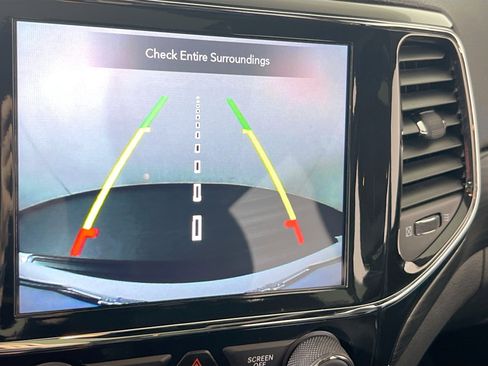 Used 2022 Jeep Grand Cherokee Laredo X image 12