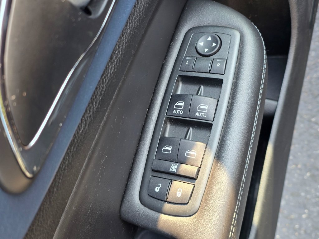 Used 2015 Chrysler 200 S w/ Comfort Group FWD image 15