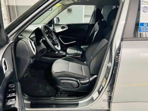 Used 2025 Kia Soul LX w/ LX Technology Package FWD image 22