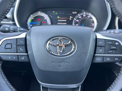 Certified 2025 Toyota Highlander XLE image 25