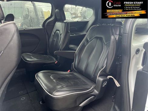 Used 2025 Chrysler Pacifica Limited FWD image 30