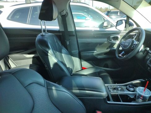 Used 2023 Kia Sorento EX w/ Panoramic Sunroof Package image 6