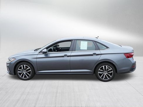 Used 2025 Volkswagen Jetta SE w/ Sunroof Package FWD image 4