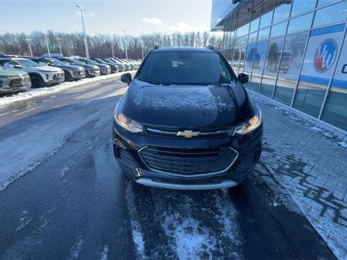 Certified 2022 Chevrolet Trax LT w/ LT Convenience Package image 3
