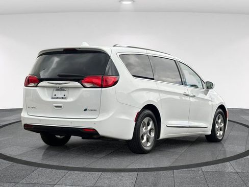 Used 2020 Chrysler Pacifica Touring-L w/ Premium Audio Group image 5