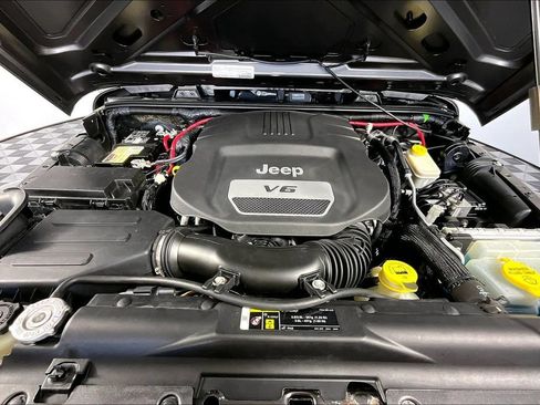 Used 2017 Jeep Wrangler Unlimited Sahara w/ Dual Top Group AWD/4WD image 9
