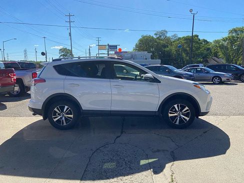 Used 2018 Toyota RAV4 XLE AWD/4WD image 5