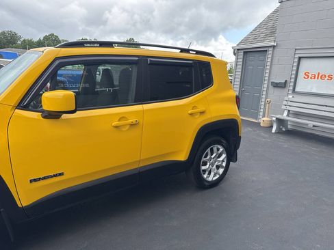 Used 2017 Jeep Renegade Latitude AWD/4WD image 5