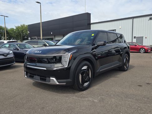 Certified 2024 Kia EV9 Light Long Range RWD image 3