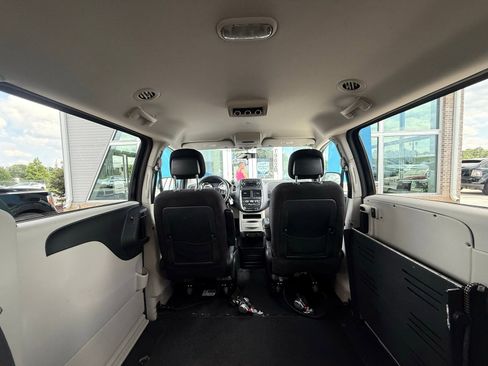 Used 2013 Dodge Grand Caravan SXT image 23